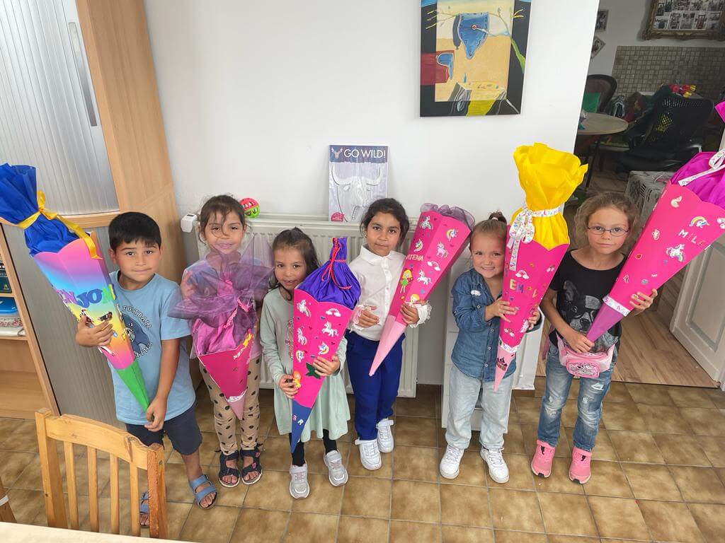 Fröhliche Kinder mit Schultüten, bereit für den Schulstart